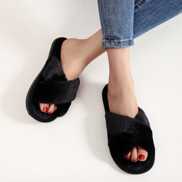 Cozy Black Faux Fur Women's Slippers Size 9-9.5 (40-41)
Mtp(18) - Picture 4 of 8